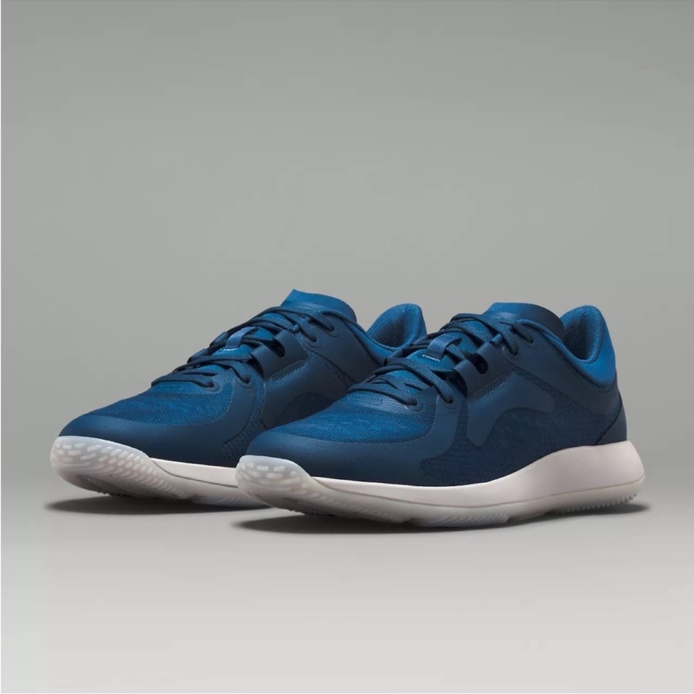 Lululemon women’s Strongfeel shoes Oxford Blue/Light color Size 9